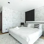 Nasma Luxury Stays - White Haven Studio With Charming Cityscape Views